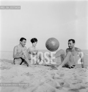 THE FOOTBALLERS CONTI WITH HIS WIFE MARIA ANTONIETTA AND SAVOINI ON JESOLO BEACH - 196? © ARCHIVIO Graziano Arici/Rosebud2  / SPORT / CALCIATORE / SPIAGGIA