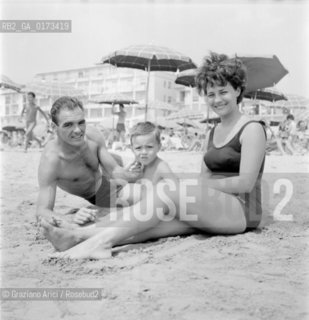 THE FOOTBALLER VINICIO WITH HIS WIFE AND SON ON JESOLO BEACH - 196? © ARCHIVIO Graziano Arici/Rosebud2  / SPORT / CALCIATORE / SPIAGGIA