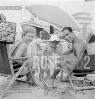 THE FOOTBALLER PASCUTTI WITH HIS FAMILY ON JESOLO BEACH - 196? © ARCHIVIO Graziano Arici/Rosebud2  / SPORT / CALCIATORE / SPIAGGIA