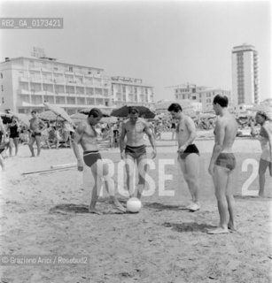 THE FOOTBALLERS PASCUTTI, ROTA, VINICIO AND PAVINATO ON JESOLO BEACH - 196? © ARCHIVIO Graziano Arici/Rosebud2  / SPORT / CALCIATORE / SPIAGGIA