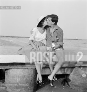 THE COMPOSER LELIO LUTTAZZI AT VENICE LIDO BEACH - 1962 © ARCHIVIO Graziano Arici/Rosebud2  / MUSICA POP / COMPOSITORE / SPIAGGIA / BACIO