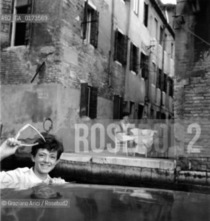 THE POP SINGER RITA PAVONE IN VENICE - 1963 © ARCHIVIO Graziano Arici/Rosebud2  / MUSICA / CANTANTE POP ROCK / MOTOSCAFO