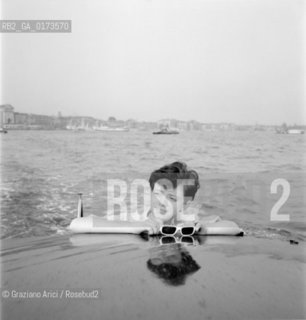 THE POP SINGER RITA PAVONE IN VENICE - 1963 © ARCHIVIO Graziano Arici/Rosebud2  / MUSICA / CANTANTE POP ROCK / MOTOSCAFO