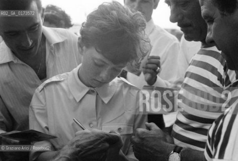 THE POP SINGER RITA PAVONE IN VENICE - 1963 © ARCHIVIO Graziano Arici/Rosebud2  / MUSICA / CANTANTE POP ROCK / AUTOGRAFO