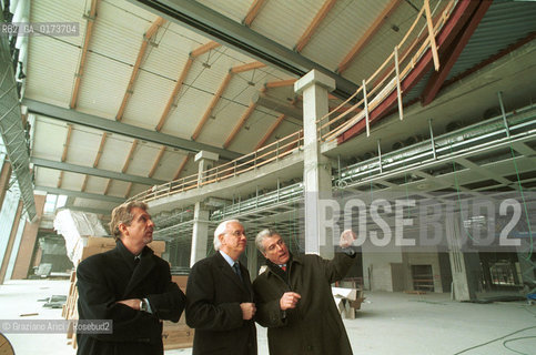 IL SINDACO DI VENEZIA PAOLO COSTA IN VISITA CON IL DR STATIS TSUROPLIS  E LING, PAOLO SIMIONI AL NUOVO AEREOPORTO - VENEZIA 2001 ©Graziano Arici/Rosebud2