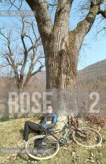 IL CRITICO DARTE MARCO GOLDIN IN BICICLETTA NELLA CAMPAGNA DI CISON - ©Graziano Arici/Rosebud2