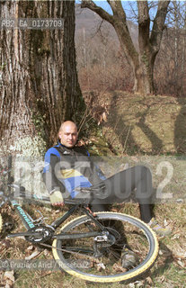 IL CRITICO DARTE MARCO GOLDIN IN BICICLETTA NELLA CAMPAGNA DI CISON - ©Graziano Arici/Rosebud2