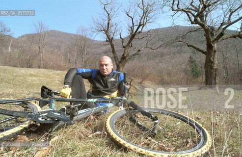 IL CRITICO DARTE MARCO GOLDIN IN BICICLETTA NELLA CAMPAGNA DI CISON - ©Graziano Arici/Rosebud2