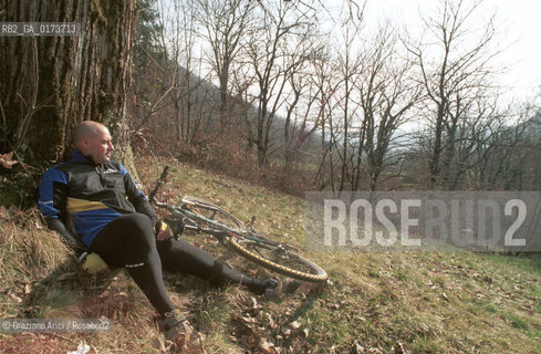 IL CRITICO DARTE MARCO GOLDIN IN BICICLETTA NELLA CAMPAGNA DI CISON - ©Graziano Arici/Rosebud2