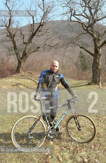 IL CRITICO DARTE MARCO GOLDIN IN BICICLETTA NELLA CAMPAGNA DI CISON - ©Graziano Arici/Rosebud2