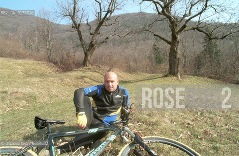 IL CRITICO DARTE MARCO GOLDIN IN BICICLETTA NELLA CAMPAGNA DI CISON - ©Graziano Arici/Rosebud2