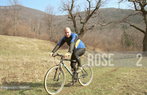 IL CRITICO DARTE MARCO GOLDIN IN BICICLETTA NELLA CAMPAGNA DI CISON - ©Graziano Arici/Rosebud2