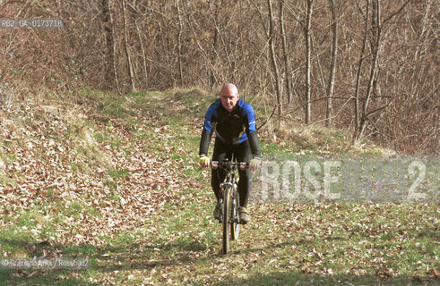 IL CRITICO DARTE MARCO GOLDIN IN BICICLETTA NELLA CAMPAGNA DI CISON - ©Graziano Arici/Rosebud2
