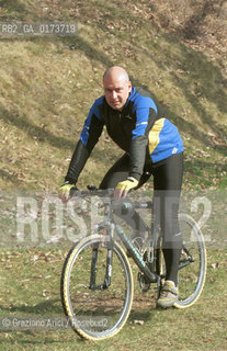 IL CRITICO DARTE MARCO GOLDIN IN BICICLETTA NELLA CAMPAGNA DI CISON - ©Graziano Arici/Rosebud2