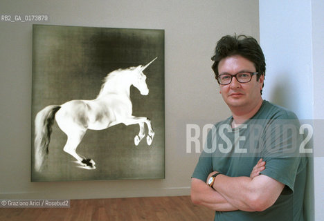 49¡ ESPOSIZIONE INTERNAZIONALE DARTE-  LA BIENNALE DARTE - ENGLISH PAVILLION - THE ARTIST MARK WALLINGER WITH THE WORK GHOST  -2001  @ Graziano Arici/Rosebud2 / ARTE / ARTIST