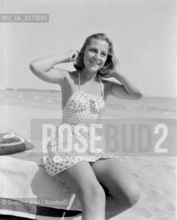 THE MARQUISE BALDESSARI BIANCHINI MONTANARI AT VENICE LIDO BEACH - 195? © ARCHIVIO Graziano Arici/Rosebud2  / NOBILTA / MARCHESE / SPIAGGIA
