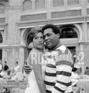 THE SINGER MARINO BARETTO JR WITH CARMEN CASTILLO AT VENICE LIDO - 1960 © ARCHIVIO Graziano Arici/Rosebud2  / MUSICA / CANTANTE / POP ROCK