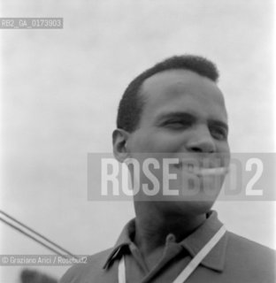 THE POP SINGER HARRY BELAFONTE  IN VENICE LIDO - 1958 © ARCHIVIO Graziano Arici/Rosebud2  / MUSICA POP ROCK JAZZ / CANTANTE / SIGARETTA