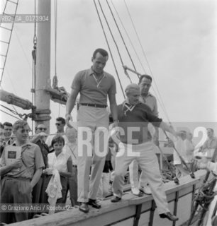 THE POP SINGER HARRY BELAFONTE  IN VENICE LIDO - 1958 © ARCHIVIO Graziano Arici/Rosebud2  / MUSICA POP ROCK JAZZ / CANTANTE / BARCA