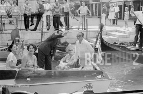 THE STATESMAN WINSTON CHURCHILL WITH HIS WIFE GOING TO THE SHIP BUILDER ARISTOTELIS ONASSISS YACHT  CHRISTINA  IN VENICE - 1960 © ARCHIVIO Graziano Arici/Rosebud2  /  ECONOMIA / POLITICA / UOMO POLITICO