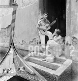 THE POP SINGER UMBERTO DA PREDA IN VENICE - 1958  - © ARCHIVIO Graziano Arici/Rosebud2  / MUSICA POP / CANTANTE POP / GONDOLA / CHITARRA