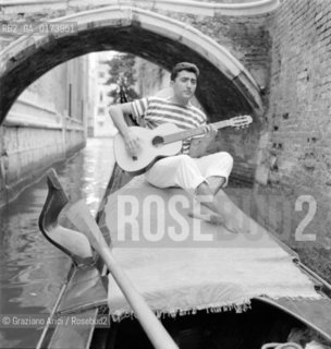 THE POP SINGER UMBERTO DA PREDA IN VENICE - 1958  - © ARCHIVIO Graziano Arici/Rosebud2  / MUSICA POP / CANTANTE POP / GONDOLA / CHITARRA