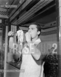 THE OPERA SINGER GIUSEPPE DI STEFANO - VENICE - 1948 © ARCHIVIO Graziano Arici/Rosebud2  / MUSICA / OPERA LIRICA / CANTANTE LIRICO / SPAGHETTI