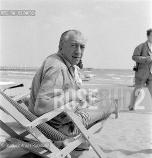 THE PRODUCER ILYA LOPERT AT VENICE LIDO BEACH - 1957 - © ARCHIVIO Graziano Arici/Rosebud2  / CINEMA / PRODUTTORE / SPIAGGIA