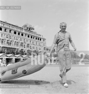 THE PRODUCER ILYA LOPERT AT VENICE LIDO BEACH - 1957 - © ARCHIVIO Graziano Arici/Rosebud2  / CINEMA / PRODUTTORE / SPIAGGIA