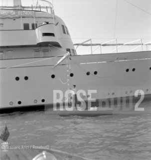 THE SHIP BUILDER ARISTOTELIS ONASSISS SON ALESSANDRO ON THE YACHT  CHRISTINA  IN VENICE - 1960 © ARCHIVIO Graziano Arici/Rosebud2  /  ECONOMIA / PANFILO / ARMATORE