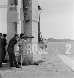 PHOTOGRAPHERS TAKING PICTURES OF THE SHIP BUILDER ARISTOTILES ONASSISS YACHT  CHRISTINA  IN VENICE - 1960 © ARCHIVIO Graziano Arici/Rosebud2  /  ECONOMIA / ARMATORE / FOTOGRAFO
