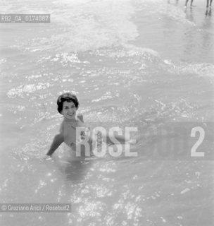 THE PRINCESS ANNA PLACIDO AT VENICE LIDO BEACH - 1958 - © ARCHIVIO Graziano Arici/Rosebud2  / PRINCIPESSA / NOBILTA / SPIAGGIA