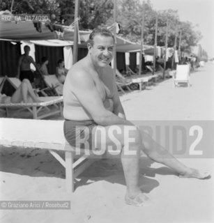 THE POP SINGER ALBERTO RABAGLIATI AT VENICE LIDO BEACH - 1958 © ARCHIVIO Graziano Arici/Rosebud2  / MUSICA POP, JAZZ / CANTANTE