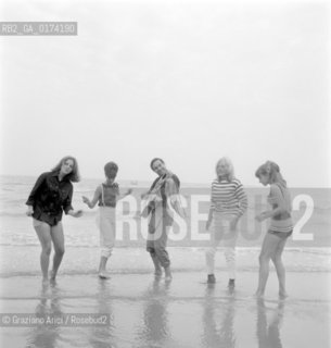 THE POP SINGER FRED BONGUSTO AT VENICE LIDO BEACH  - 1964 © ARCHIVIO Graziano Arici/Rosebud2  /  MUSICA POP / CANTANTE POP / SPIAGGIA / CHITARRA