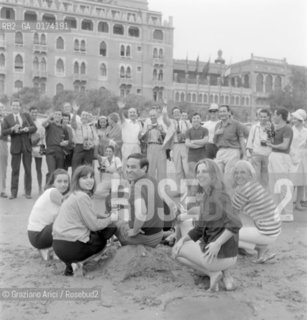 THE POP SINGER FRED BONGUSTO AT VENICE LIDO BEACH  - 1964 © ARCHIVIO Graziano Arici/Rosebud2  /  MUSICA POP / CANTANTE POP / SPIAGGIA / FOTOGRAFO / CHITARRA
