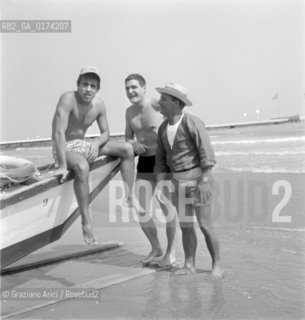 THE POP SINGER ADRIANO CELENTANO WITH THE POP SINGER NINO SANTERCOLE AT VENICE LIDO BEACH  - 1964 © ARCHIVIO Graziano Arici/Rosebud2  /  MUSICA POP / CANTANTE POP / SPIAGGIA