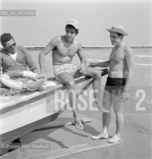 THE POP SINGER ADRIANO CELENTANO WITH THE POP SINGER NINO SANTERCOLE AT VENICE LIDO BEACH  - 1964 © ARCHIVIO Graziano Arici/Rosebud2  /  MUSICA POP / CANTANTE POP / SPIAGGIA