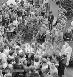 THE POP SINGER ADRIANO CELENTANO AT THE XXV INTERNATIONAL FILM FESTIVAL IN VENICE LIDO  - 1964 © ARCHIVIO Graziano Arici/Rosebud2  /  MUSICA POP / CANTANTE POP / CHITARRA / MOSTRA DEL CINEMA / FOLLA / SPIAGGIA / FANS