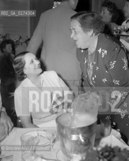 THE JOURNALIST ELSA MAXWELL WITH THE PRINCESS KAPURTALA AT VENICE LIDO - 1948 - © ARCHIVIO Graziano Arici/Rosebud2  / GIORNALISTA / LETTERATURA / NOBILTA / PRINCIPE