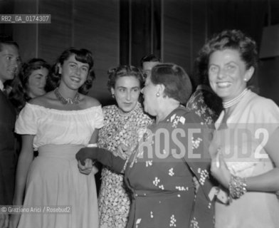 THE JOURNALIST ELSA MAXWELL WITH ANNA MARIA LA CLOCHE, WALLY TOSCANINI AND THE COUNTESS TRIPOVICH AT VENICE LIDO - 1948 - © ARCHIVIO Graziano Arici/Rosebud2  / GIORNALISTA / LETTERATURA / NOBILTA / CONTE