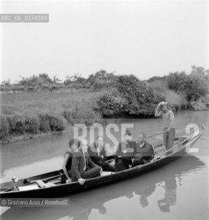 THE PAINTER GIUSEPPE SANTOMASO WITH THE PAINTER AND ARCHITECT HUNDERTWASSER ( FRIEDRICH STOWASSER ) ON A BOAT IN VENICE - 1962 © ARCHIVIO Graziano Arici/Rosebud2  / ARTE / PITTORE / ARCHITETTO / BARCA