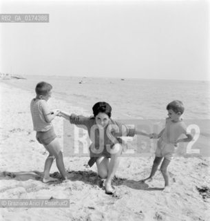 THE OPERA SINGER SILVANA TUMICELLI IN JESOLO - 1960 - © ARCHIVIO Graziano Arici/Rosebud2  / MUSICA LIRICA / CANTANTE LIRICO / SPIAGGIA