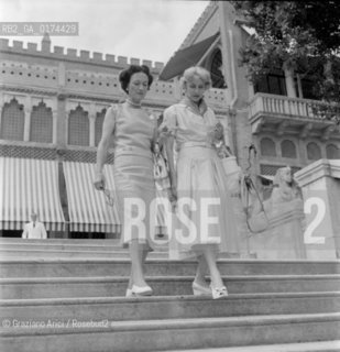 THE AMBASSADRESS LUCE CLAIRE BOOTHE WITH THE DUCHESS WALLIS SIMPSON AT VENICE LIDO -1961 © ARCHIVIO Graziano Arici/Rosebud2  / DUCHESSA / AMBASCIATRICE / POLITICA