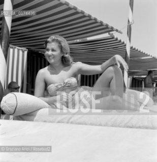 THE COUNTESS AND PRODUCER MARINA CICOGNA MAZZONI AT VENICE LIDO BEACH - 1950 © ARCHIVIO Graziano Arici/Rosebud2  / CINEMA / PRODUTTORE / SPIAGGIA / NOBILI / CONTESSA