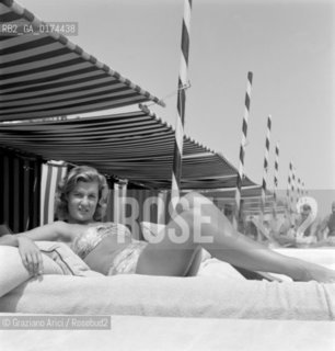THE COUNTESS AND PRODUCER MARINA CICOGNA MAZZONI AT VENICE LIDO BEACH - 1950 © ARCHIVIO Graziano Arici/Rosebud2  / CINEMA / PRODUTTORE / SPIAGGIA / NOBILI / CONTESSA
