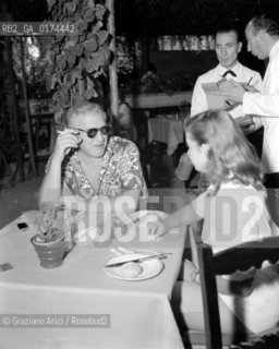 THE COUNTESS AND PRODUCER MARINA CICOGNA MAZZONI WITH THE PRODUCER DAVID O SELZNICK AT VENICE LIDO - 1950 © ARCHIVIO Graziano Arici/Rosebud2  / CINEMA / PRODUTTORE / NOBILI / CONTESSA