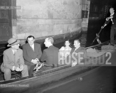 THE DAUGHTER OF FRANCISCO FRANCO, CARMENCITA , WITH HER HUSBAND THE MARQUIS OF VILLAVERDE DURING HONEYMOON IN VENICE - 1954 © ARCHIVIO Graziano Arici/Rosebud2  / MARCHESE / NOBILI / GONDOLA