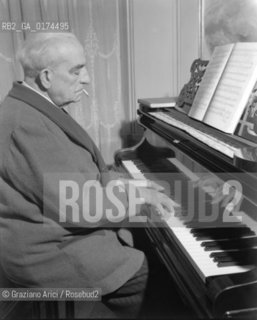 THE COMPOSER UMBERTO GIORDANO AT HIS HOME - 1948 - © ARCHIVIO Graziano Arici/Rosebud2  / MUSICA CLASSICA / COMPOSITORE / PIANOFORTE