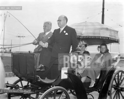 THE MINISTER GONELLA WITH HIS WIFE AND THE COUNT BUSSETTI AT VENICE LIDO - © ARCHIVIO Graziano Arici/Rosebud2  / POLITICO / MINISTRO / NOBILI / CONTE