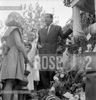 THE COREOGRAPHER AND DANCER SERGE LIFAR AT VENICE CEMETERY FOR THE COMMEMORATION OF THE DANCER SERGEJ DIAGHILEV - 1951 © ARCHIVIO Graziano Arici/Rosebud2  / COREOGRAFO / DANZA / BALLETTO / BALLERINO / CIMITERO
